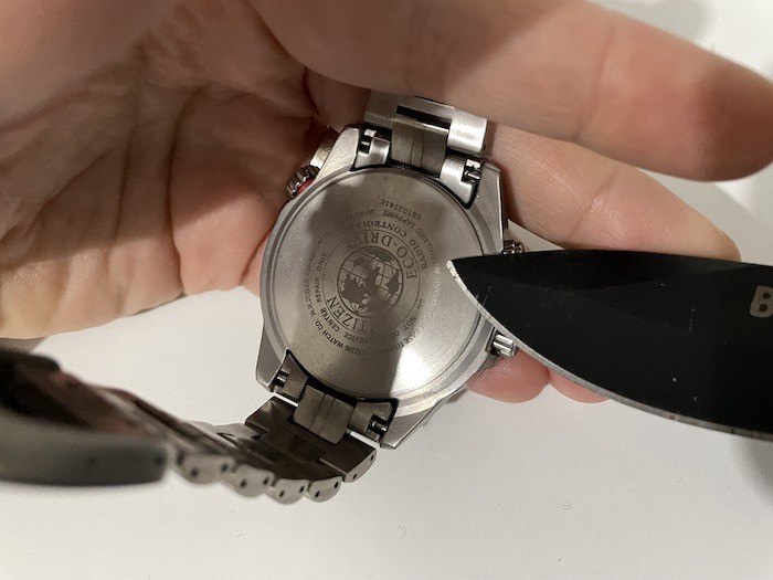 Come aprire cassa orologio senza chiave?