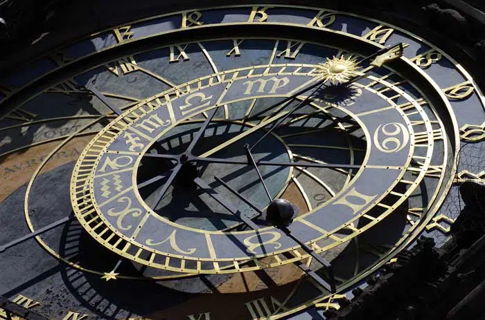 l'orologio astronomico di praga quando suona e significato